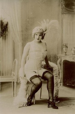 Vintage photo of a flapper girl in 20s fashion. (PHOTO BY: http://tumblr.com/tagged/vintage)