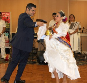 Los campeones del 2012 bailando la Marinera