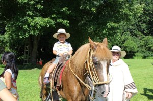 Tyler feliz de poder subir al caballo y tomarse una foto como todo un chalan Peruano.
