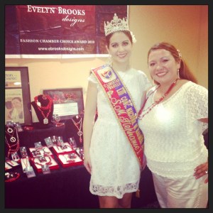 Evelyn Brooks con la reina mundial de la marinera Stephanie Jones